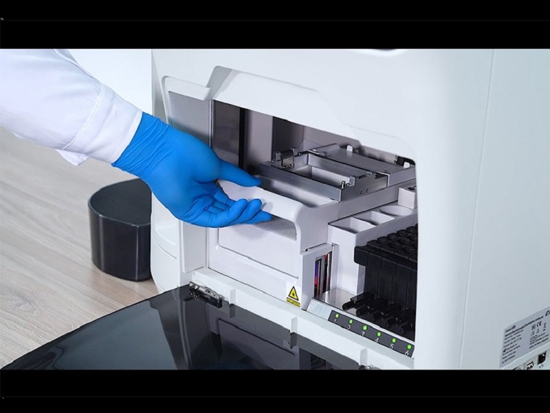 démonstration du fonctionnement de l'analyseur quantitatif d'immunofluorescence getein1600
